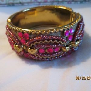 BRACELET CUFF, GOLDTONE W/HOT PNK BEADS AND SEQUIN